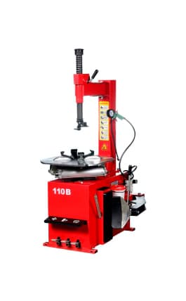 Gomería trabajando con equipamiento Briomaq